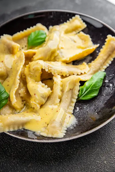 Pappardelle makarnası sebze ana yemek aperatifi taze gurme yemek arkaplan masa rustik gıda üst görünüm fotokopi alanı vejetaryen ve vejetaryen gıda