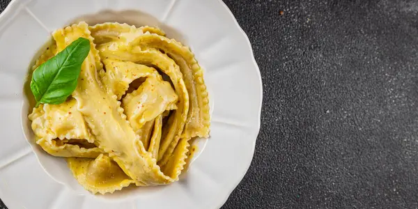 Pappardelle makarnası sebze ana yemek aperatifi taze gurme yemek arkaplan masa rustik gıda üst görünüm fotokopi alanı vejetaryen ve vejetaryen gıda