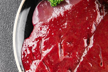 Çiğ sığır eti dana eti biftek biftek ızgara aperatif taze gurme yemek arkaplan masa rustik gıda üst görünüm fotokopi uzay keto ve paleo diyet