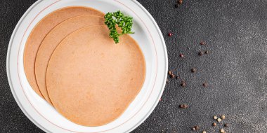 Sosisli vejetaryen soya malzemesi. Et yok. Aperatif sebzeler. Tabakta taze gurme yemekleri.