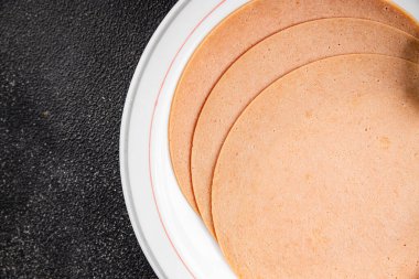 Sosisli vejetaryen soya malzemesi. Et yok. Aperatif sebzeler. Tabakta taze gurme yemekleri.