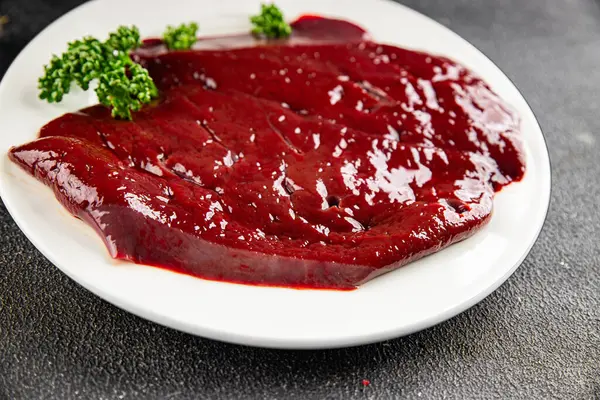 Çiğ sığır eti dana eti biftek biftek ızgara aperatif taze gurme yemek arkaplan masa rustik gıda üst görünüm fotokopi uzay keto ve paleo diyet