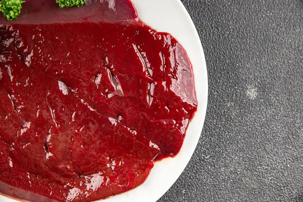 Çiğ sığır eti dana eti biftek biftek ızgara aperatif taze gurme yemek arkaplan masa rustik gıda üst görünüm fotokopi uzay keto ve paleo diyet