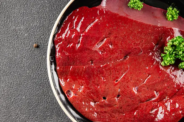 Çiğ sığır eti dana eti biftek biftek ızgara aperatif taze gurme yemek arkaplan masa rustik gıda üst görünüm fotokopi uzay keto ve paleo diyet