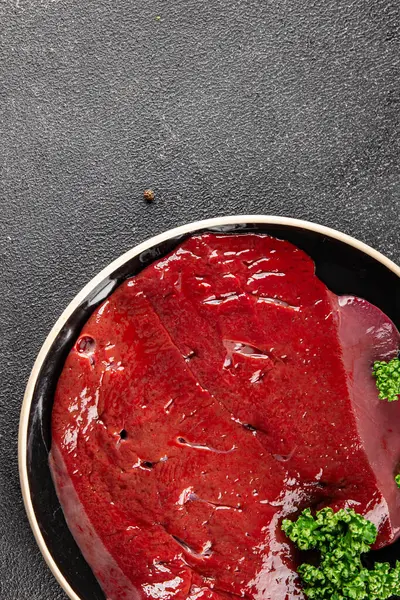 Çiğ sığır eti dana eti biftek biftek ızgara aperatif taze gurme yemek arkaplan masa rustik gıda üst görünüm fotokopi uzay keto ve paleo diyet