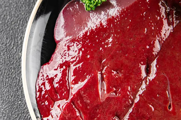 Çiğ sığır eti dana eti biftek biftek ızgara aperatif taze gurme yemek arkaplan masa rustik gıda üst görünüm fotokopi uzay keto ve paleo diyet