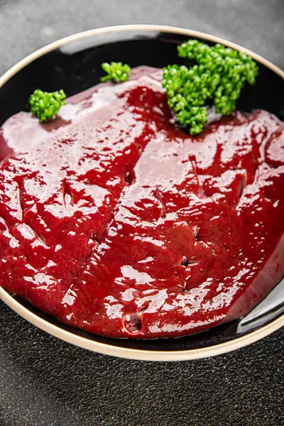 Çiğ sığır eti dana eti biftek biftek ızgara aperatif taze gurme yemek arkaplan masa rustik gıda üst görünüm fotokopi uzay keto ve paleo diyet