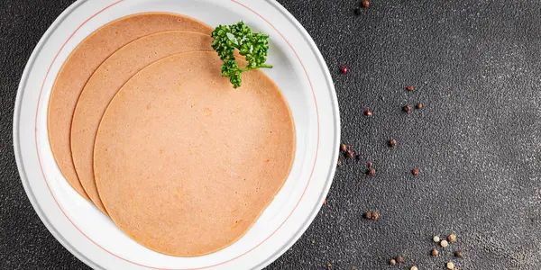 Sosisli vejetaryen soya malzemesi. Et yok. Aperatif sebzeler. Tabakta taze gurme yemekleri.