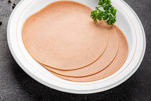 Sosisli vejetaryen soya malzemesi. Et yok. Aperatif sebzeler. Tabakta taze gurme yemekleri.