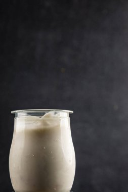 Skyr beyaz yoğurt aperatifi taze lezzetli gurme yemek arka planda masa rustik gıda fotokopi uzay keto ve paleo diyet vejetaryen gıda