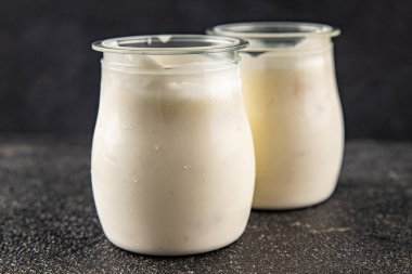 Skyr beyaz yoğurt aperatifi taze lezzetli gurme yemek arka planda masa rustik gıda fotokopi uzay keto ve paleo diyet vejetaryen gıda