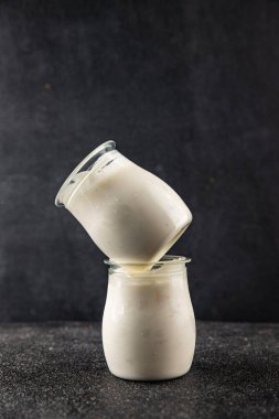 Skyr beyaz yoğurt aperatifi taze lezzetli gurme yemek arka planda masa rustik gıda fotokopi uzay keto ve paleo diyet vejetaryen gıda