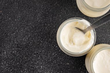 Skyr beyaz yoğurt aperatifi taze lezzetli gurme yemek arka planda masa rustik gıda fotokopi uzay keto ve paleo diyet vejetaryen gıda