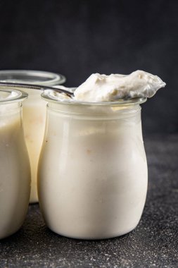 Skyr beyaz yoğurt aperatifi taze lezzetli gurme yemek arka planda masa rustik gıda fotokopi uzay keto ve paleo diyet vejetaryen gıda