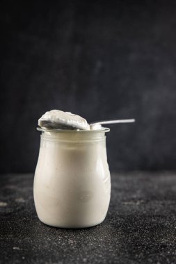 Skyr beyaz yoğurt aperatifi taze lezzetli gurme yemek arka planda masa rustik gıda fotokopi uzay keto ve paleo diyet vejetaryen gıda