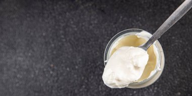 Skyr beyaz yoğurt aperatifi taze lezzetli gurme yemek arka planda masa rustik gıda fotokopi uzay keto ve paleo diyet vejetaryen gıda
