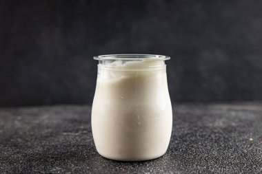 Skyr beyaz yoğurt aperatifi taze lezzetli gurme yemek arka planda masa rustik gıda fotokopi uzay keto ve paleo diyet vejetaryen gıda