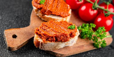 Biber ezmesi, kırmızı biber, kızartılmış sebze, humus aperatif sebze, taze gurme yemek arka planı, masa rustik yiyeceklerin üst görünümü, fotokopi alanı.