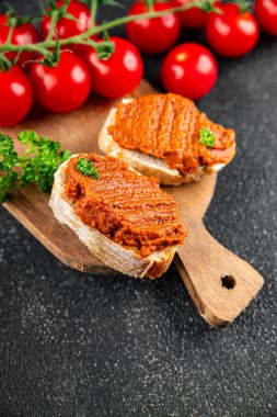 Biber ezmesi, kırmızı biber, kızartılmış sebze, humus aperatif sebze, taze gurme yemek arka planı, masa rustik yiyeceklerin üst görünümü, fotokopi alanı.