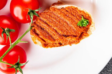 Biber ezmesi, kırmızı biber, kızartılmış sebze, humus aperatif sebze, taze gurme yemek arka planı, masa rustik yiyeceklerin üst görünümü, fotokopi alanı.