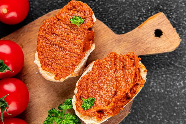 Biber ezmesi, kırmızı biber, kızartılmış sebze, humus aperatif sebze, taze gurme yemek arka planı, masa rustik yiyeceklerin üst görünümü, fotokopi alanı.