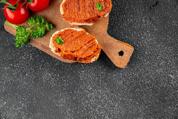 Biber ezmesi, kırmızı biber, kızartılmış sebze, humus aperatif sebze, taze gurme yemek arka planı, masa rustik yiyeceklerin üst görünümü, fotokopi alanı.