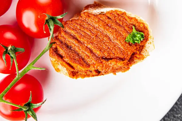 Biber ezmesi, kırmızı biber, kızartılmış sebze, humus aperatif sebze, taze gurme yemek arka planı, masa rustik yiyeceklerin üst görünümü, fotokopi alanı.