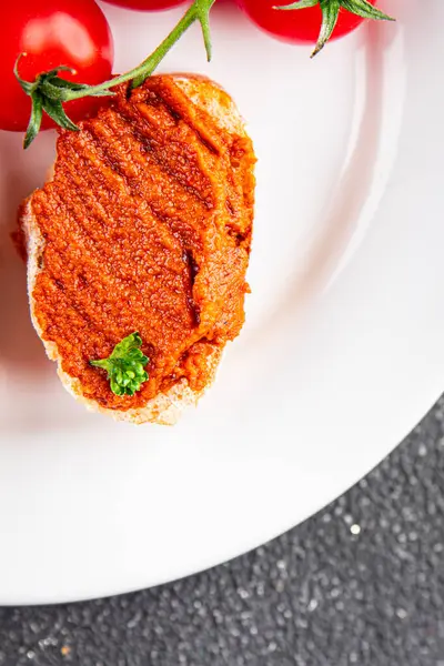 Biber ezmesi, kırmızı biber, kızartılmış sebze, humus aperatif sebze, taze gurme yemek arka planı, masa rustik yiyeceklerin üst görünümü, fotokopi alanı.