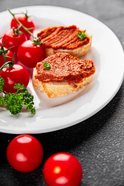 Biber ezmesi, kırmızı biber, kızartılmış sebze, humus aperatif sebze, taze gurme yemek arka planı, masa rustik yiyeceklerin üst görünümü, fotokopi alanı.