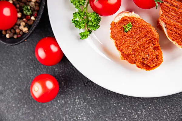 Biber ezmesi, kırmızı biber, kızartılmış sebze, humus aperatif sebze, taze gurme yemek arka planı, masa rustik yiyeceklerin üst görünümü, fotokopi alanı.