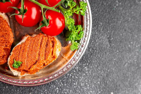 Biber ezmesi, kırmızı biber, kızartılmış sebze, humus aperatif sebze, taze gurme yemek arka planı, masa rustik yiyeceklerin üst görünümü, fotokopi alanı.