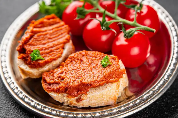 Biber ezmesi, kırmızı biber, kızartılmış sebze, humus aperatif sebze, taze gurme yemek arka planı, masa rustik yiyeceklerin üst görünümü, fotokopi alanı.