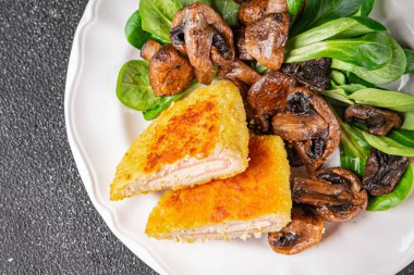 Pirzola, tavuk, jambon, peynir aperatifi sofrada taze gurme yemek arkaplanı rustik yiyecekler üst manzara fotokopi alanı