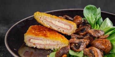 Pirzola, tavuk, jambon, peynir aperatifi sofrada taze gurme yemek arkaplanı rustik yiyecekler üst manzara fotokopi alanı