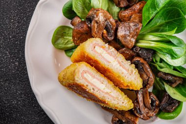 Pirzola, tavuk, jambon, peynir aperatifi sofrada taze gurme yemek arkaplanı rustik yiyecekler üst manzara fotokopi alanı