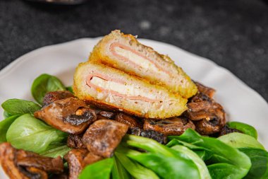 Pirzola, tavuk, jambon, peynir aperatifi sofrada taze gurme yemek arkaplanı rustik yiyecekler üst manzara fotokopi alanı