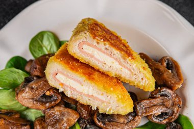 Pirzola, tavuk, jambon, peynir aperatifi sofrada taze gurme yemek arkaplanı rustik yiyecekler üst manzara fotokopi alanı