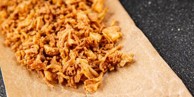 Kızarmış soğan çıtır soğan aperatif sebzeler taze lezzetli gurme yemek arkaplanı masa rustik gıda üst görünümü fotokopi alanı 