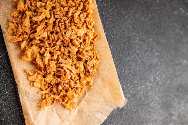 Kızarmış soğan çıtır soğan aperatif sebzeler taze lezzetli gurme yemek arkaplanı masa rustik gıda üst görünümü fotokopi alanı 