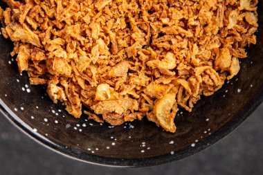 Kızarmış soğan çıtır soğan aperatif sebzeler taze lezzetli gurme yemek arkaplanı masa rustik gıda üst görünümü fotokopi alanı 