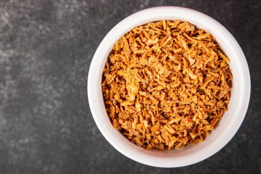 Kızarmış soğan çıtır soğan aperatif sebzeler taze lezzetli gurme yemek arkaplanı masa rustik gıda üst görünümü fotokopi alanı 