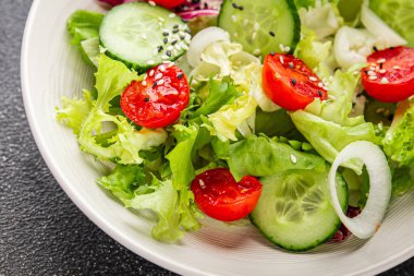 Sebzeli salata, domates, salatalık, marul, yeşil yaprak, marul, soğan mezesi sebze, taze gurme yemek arka plan kırsal gıda üst görünüm fotokopi alanı 