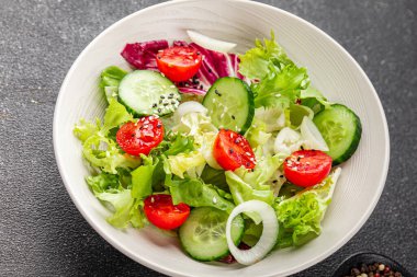 Sebzeli salata, domates, salatalık, marul, yeşil yaprak, marul, soğan mezesi sebze, taze gurme yemek arka plan kırsal gıda üst görünüm fotokopi alanı 