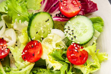 Sebzeli salata, domates, salatalık, marul, yeşil yaprak, marul, soğan mezesi sebze, taze gurme yemek arka plan kırsal gıda üst görünüm fotokopi alanı 