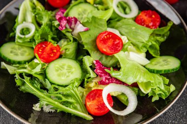 Sebzeli salata, domates, salatalık, marul, yeşil yaprak, marul, soğan mezesi sebze, taze gurme yemek arka plan kırsal gıda üst görünüm fotokopi alanı 