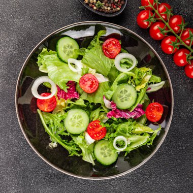 Sebzeli salata, domates, salatalık, marul, yeşil yaprak, marul, soğan mezesi sebze, taze gurme yemek arka plan kırsal gıda üst görünüm fotokopi alanı 