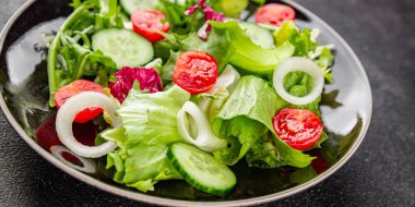 Sebzeli salata, domates, salatalık, marul, yeşil yaprak, marul, soğan mezesi sebze, taze gurme yemek arka plan kırsal gıda üst görünüm fotokopi alanı 