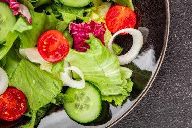 Sebzeli salata, domates, salatalık, marul, yeşil yaprak, marul, soğan mezesi sebze, taze gurme yemek arka plan kırsal gıda üst görünüm fotokopi alanı 