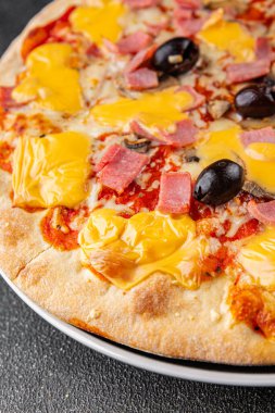 Pizza jambonu, mantarlar, zeytinler, peynir aperatifler sebze tabağı taze gurme yemek arkaplanı masa rustik gıda üst görünümü kopya alanı