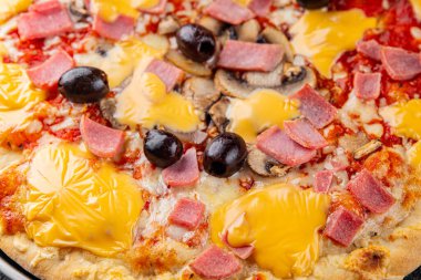 Pizza jambonu, mantarlar, zeytinler, peynir aperatifler sebze tabağı taze gurme yemek arkaplanı masa rustik gıda üst görünümü kopya alanı